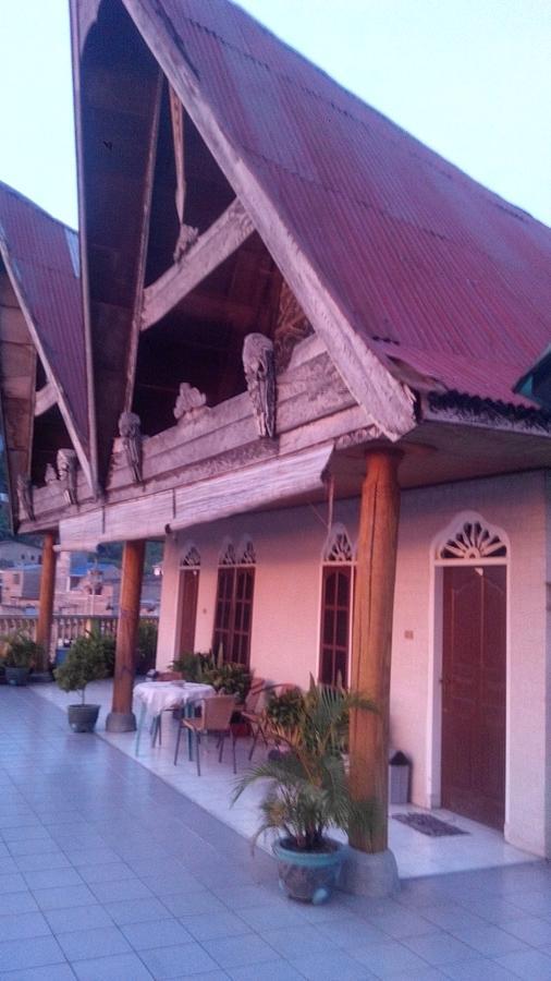 Melissa Palace Hotel And Karaoke Parapat Kültér fotó