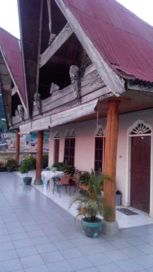 Melissa Palace Hotel And Karaoke Parapat Kültér fotó